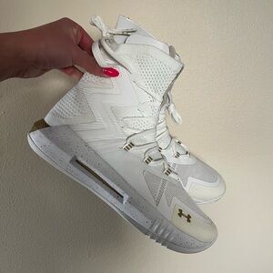 brand new under armor volleyball shoes